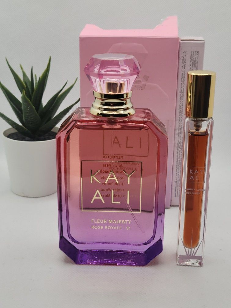 KAYALI
FLEUR MAJESTY ROSE ROYALE | 31
&
VANILLA CANDY ROCK SUGAR | 42 Travel Spray Eau de Parfum
3.4 fl
.34 fl