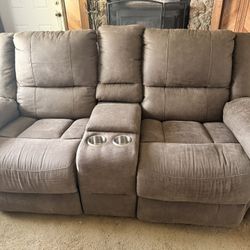 Loveseat Recliner With Console (manual)