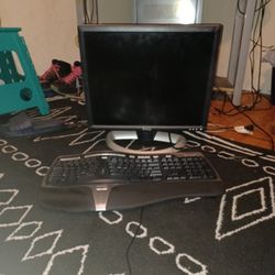 Dell Square Monitor 60hz Works With Pc Comes With Keyboard