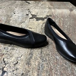 New Women’s size 8 1/2 8.5 Black leather flats unstructured by Clarks Retail $109.95