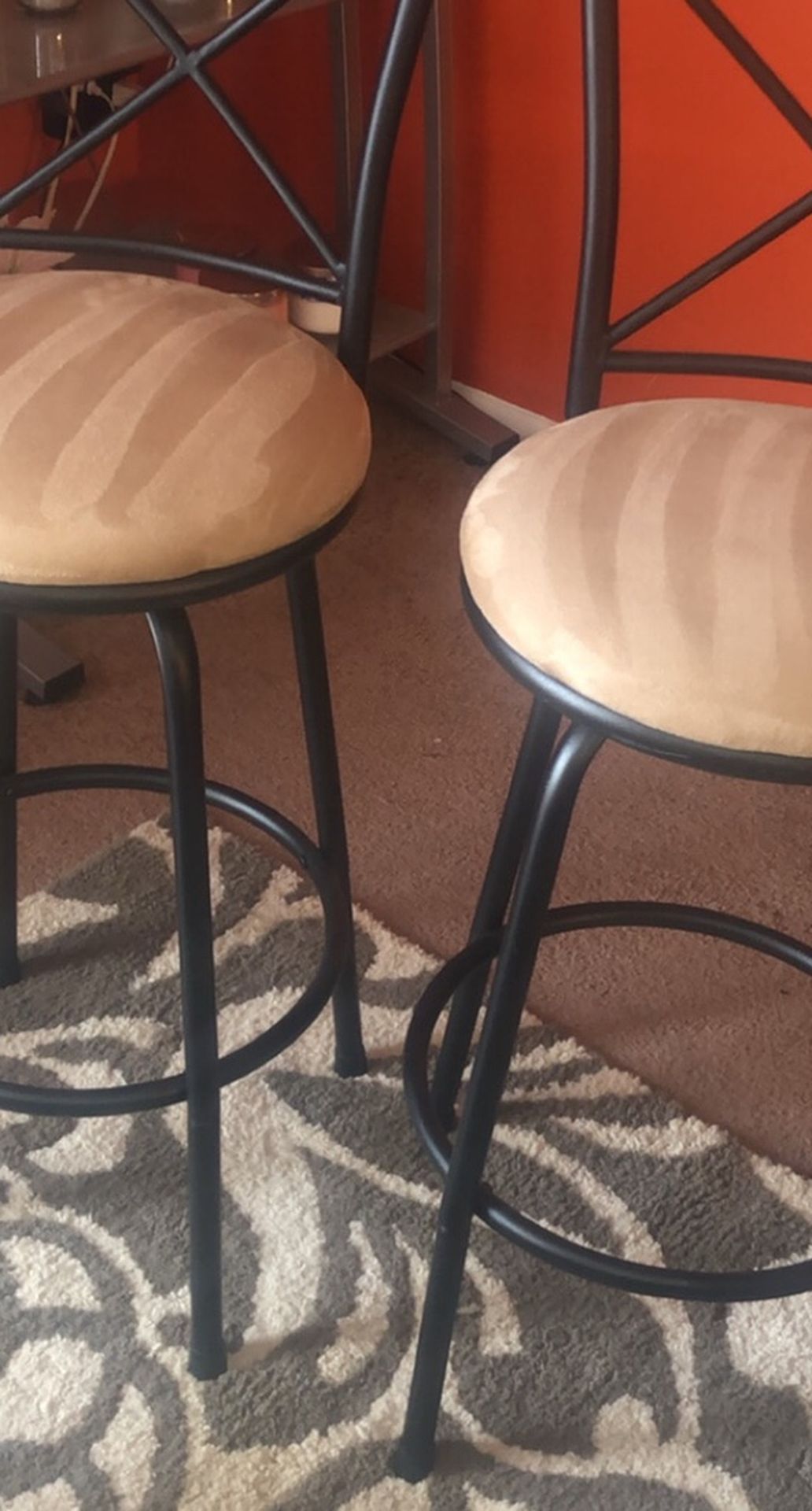 bar stools in good condition no stain