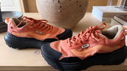Vans UltraRange EXO MTE-1 Shoes in Peach/Black size 8.5 woman