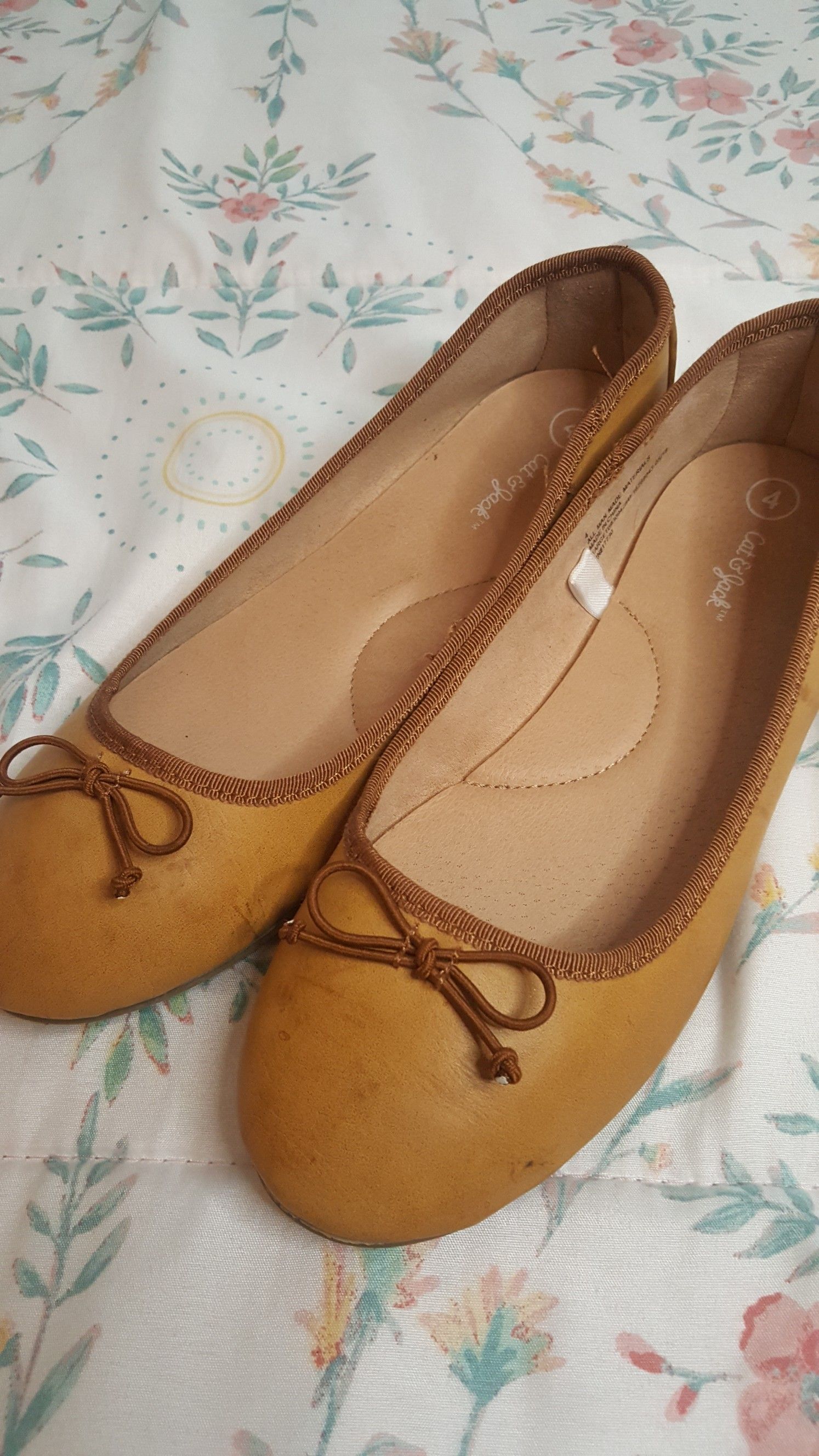 MUSTARD GIRLS FLATS! // CAT AND JACK // GENTLY WORN