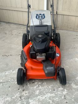 Self propelled lawnmower. Honda motor lawn mower.