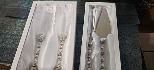 Champagne flutes and cake cutters