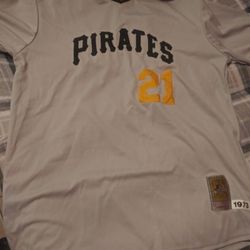 Roberto Clemete Mitchell n Ness Pirates jersey