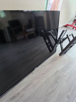 TCL TV WITH WALL MOUNT