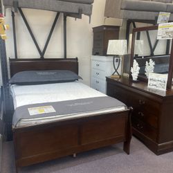 Beautiful Queen Size Bed Set