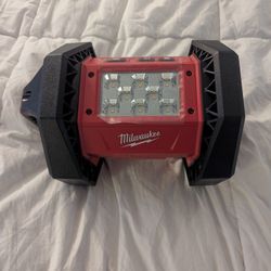 Milwaukee M18 FLOOD LIGHT