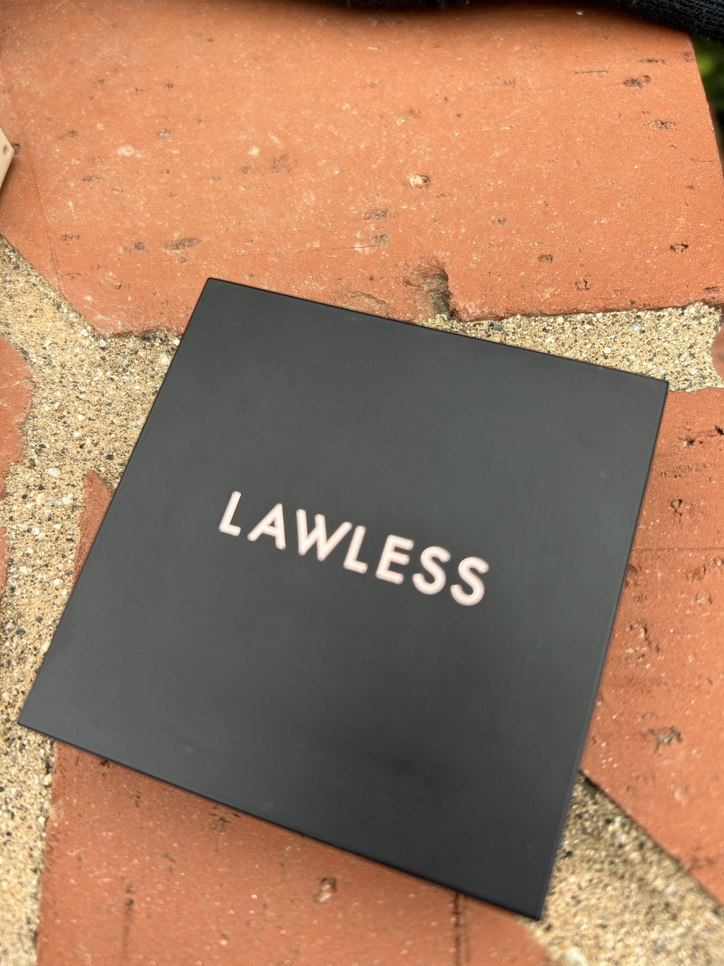 LAWLESS Make Me Blush Talc-Free Velvet Blush