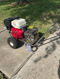 PRESSURE WASHER,  4000 PSI,  VERY LOW MILEAGE.  PERFECT !! BELT DRIVEN , HONDA GX390.