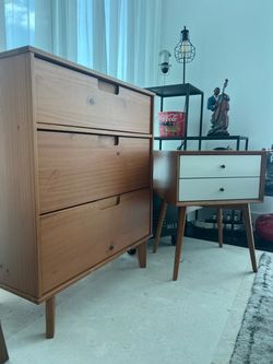 Beautiful 2-piece bedroom furniture set in like-new condition.