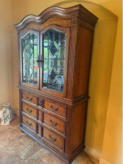 Hutch/ china cabinet