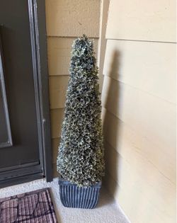 Artificial plant topiary