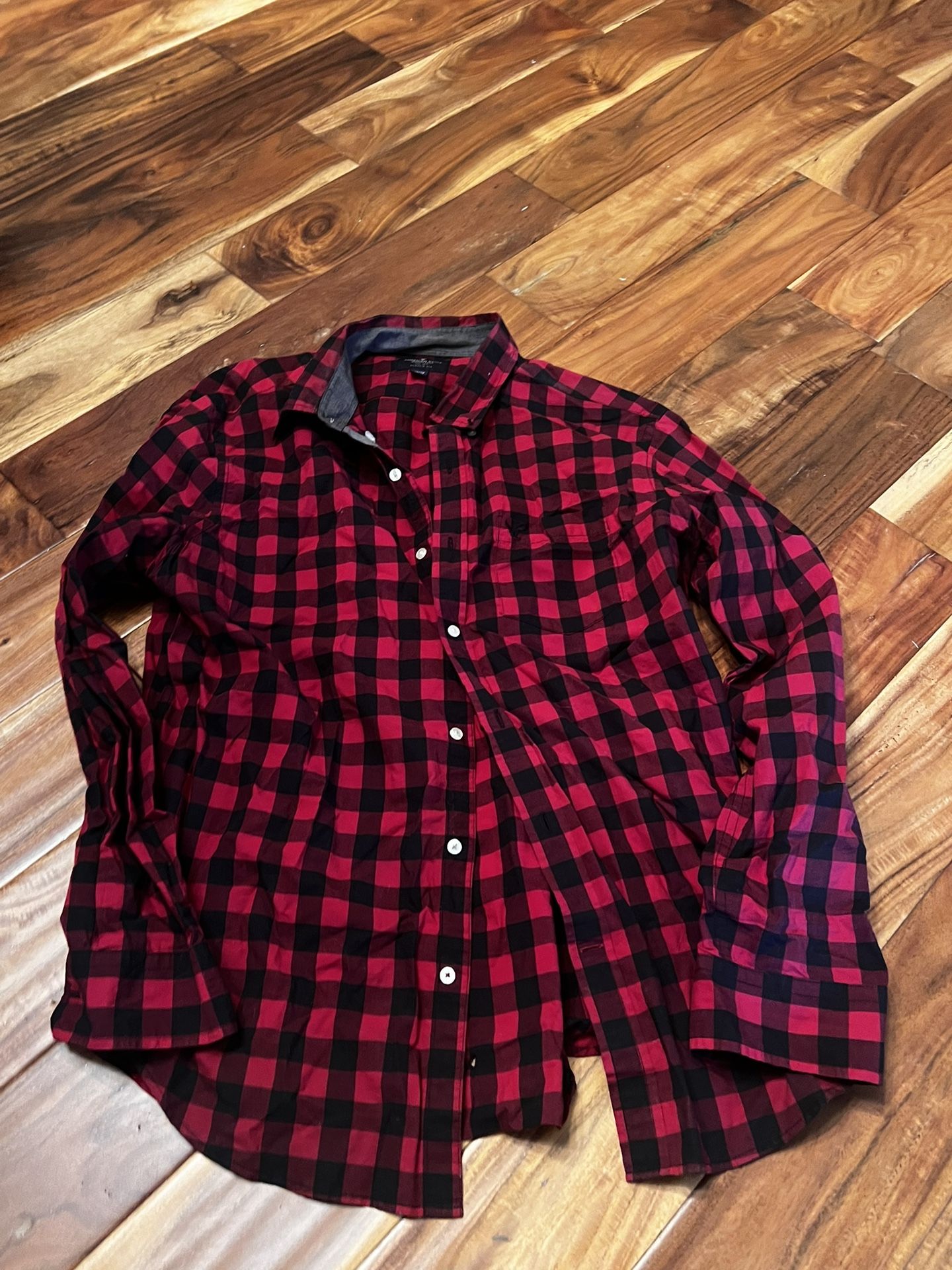 Men’s American Eagle black red Buffalo plaid button up shirt. Size xl