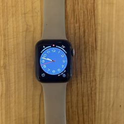 Apple Watch Series 4 (GPS + Cellular) 40mm Space Gray Aluminum 