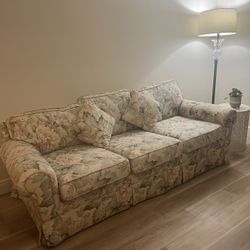 Set Of Floral Sofás 
