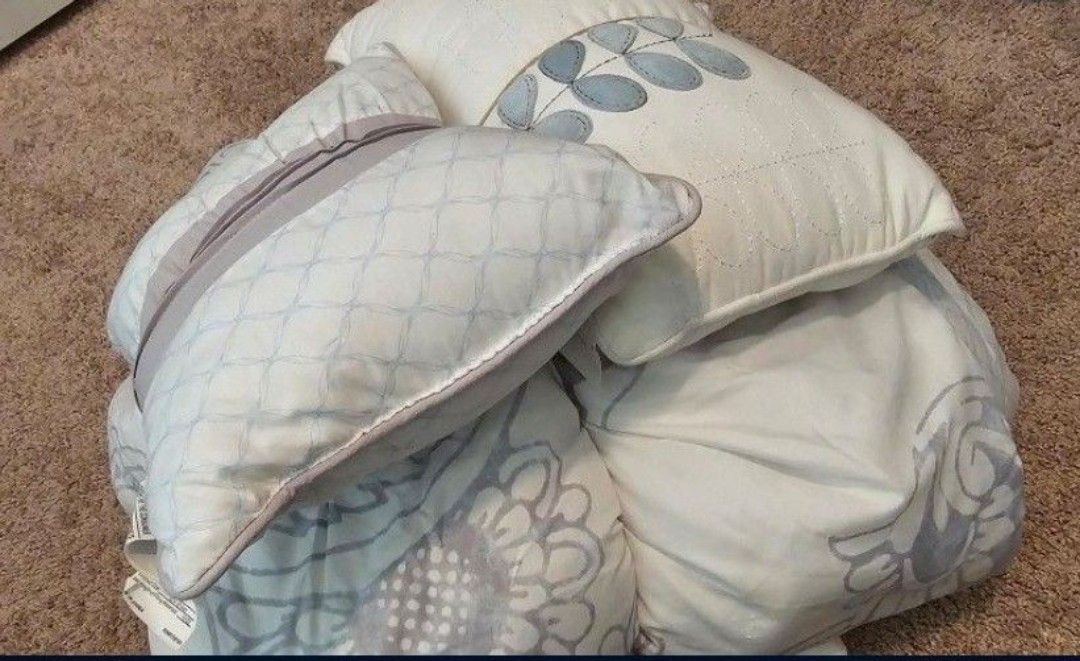 Queen Comforter With Three  Pillows.  This is a Beautiful Set.