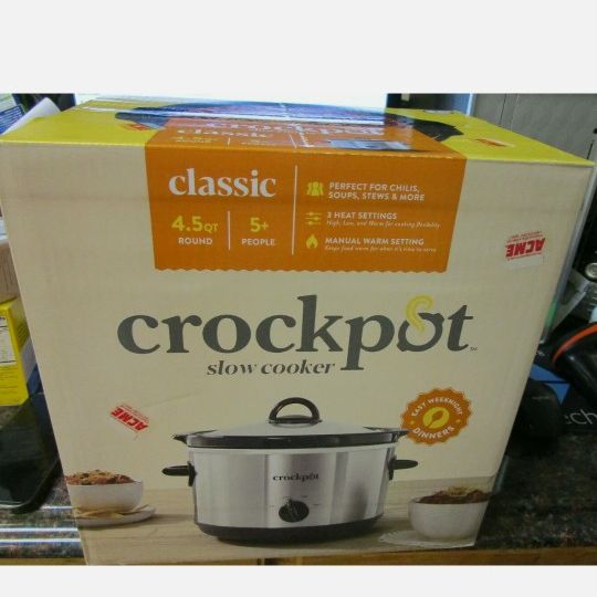 CLASSIC SLOW COOKER CROCKPOT 4.5 QUARTS NIB for Sale in Fort