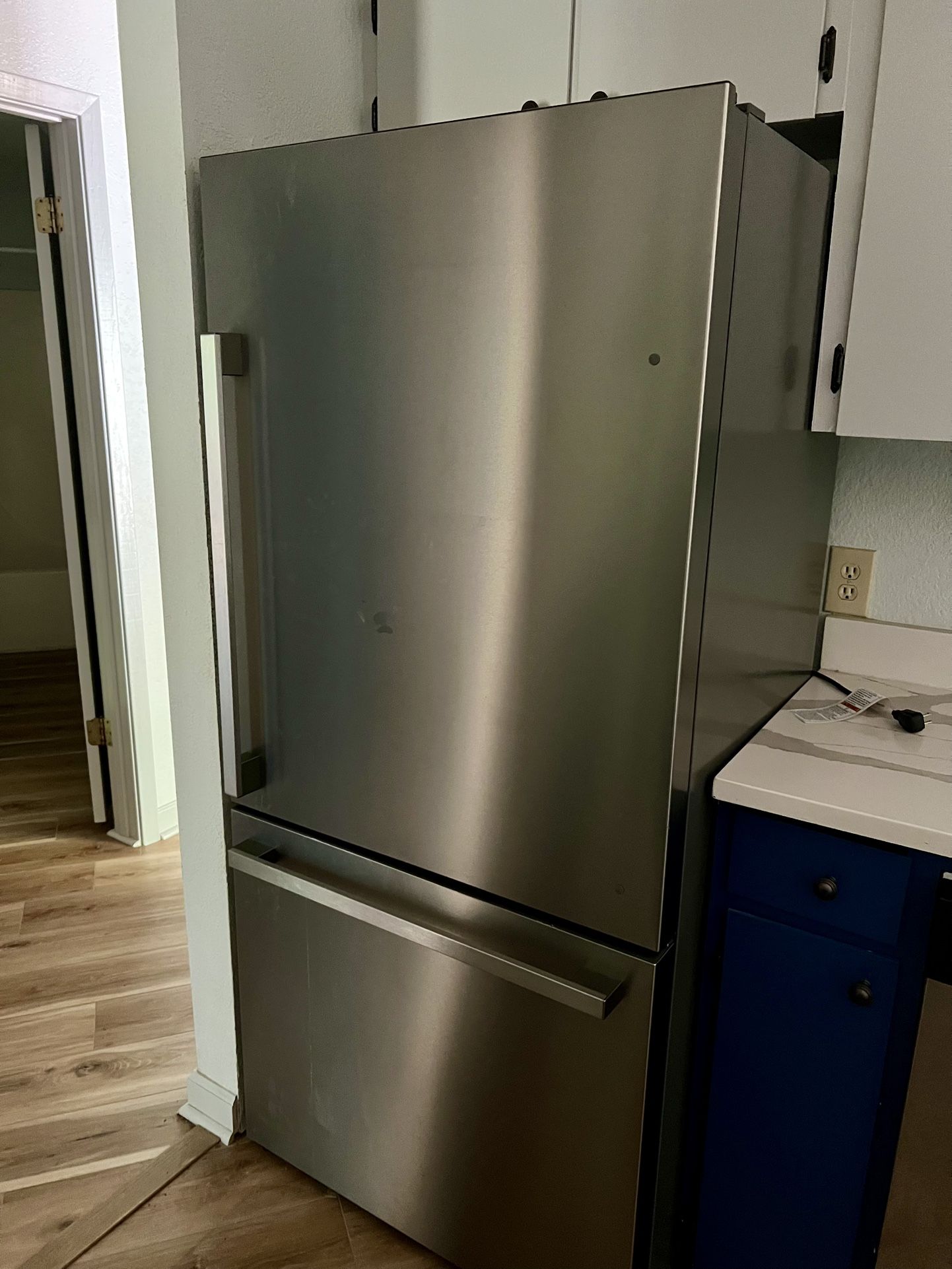 Hisense 17.2 cu ft Refrigerator