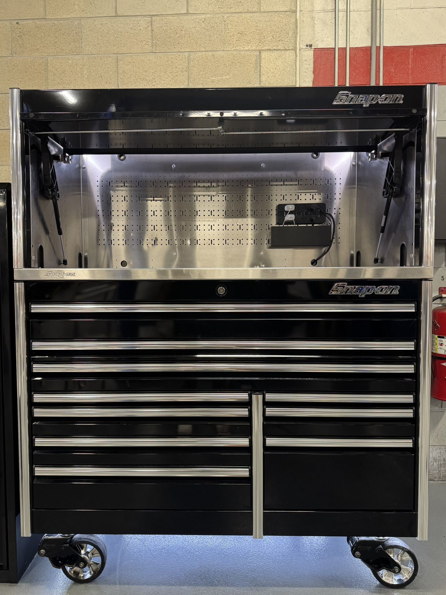 SNAP ON 60” EPIQ SERIES TOOLBOX WITH HUTCH (GLOSS BLACK)