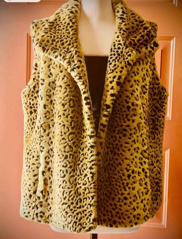 KRIS TENBLAKE
LADIES FAUX FUR VEST.
SIZE XL.
LIKE NEW!