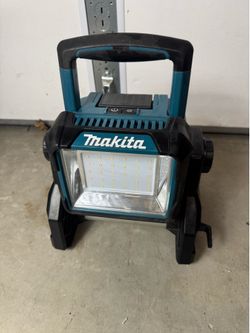 Makita 40v DML811 LXT work light