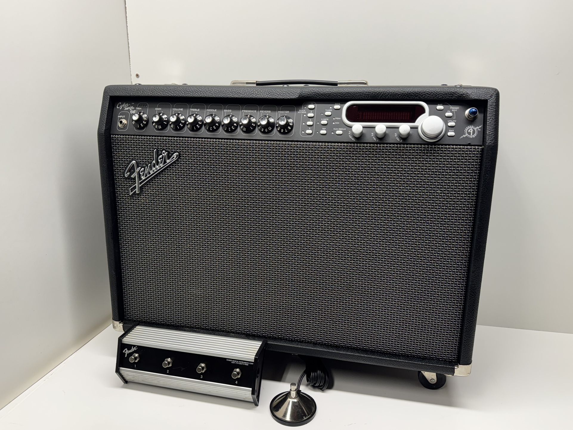 Beautiful Fender Cyber-Twin PR 393 2 x 12” 65-Watt Modeling Guitar Combo 2001 - 2004 - Black