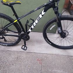 Trek Marlin 5 Medium Aluminium MTB 29s Rides Great 💯