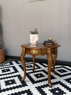 Vintage Queen Anne Style End / Accent table . 