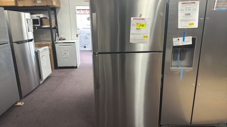 GE Garage-ready 21.9-cu ft Standard-Depth 33-in Wide Top-Freezer Refrigerator ( Fingerprint Resistant Stainless Steel) Garage Ready