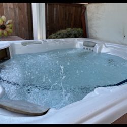 Spa Jacuzzi Hot Tub HotSpring. 90x90x30" 