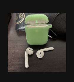 Apple AirPods 2nd Generation Works Great $60