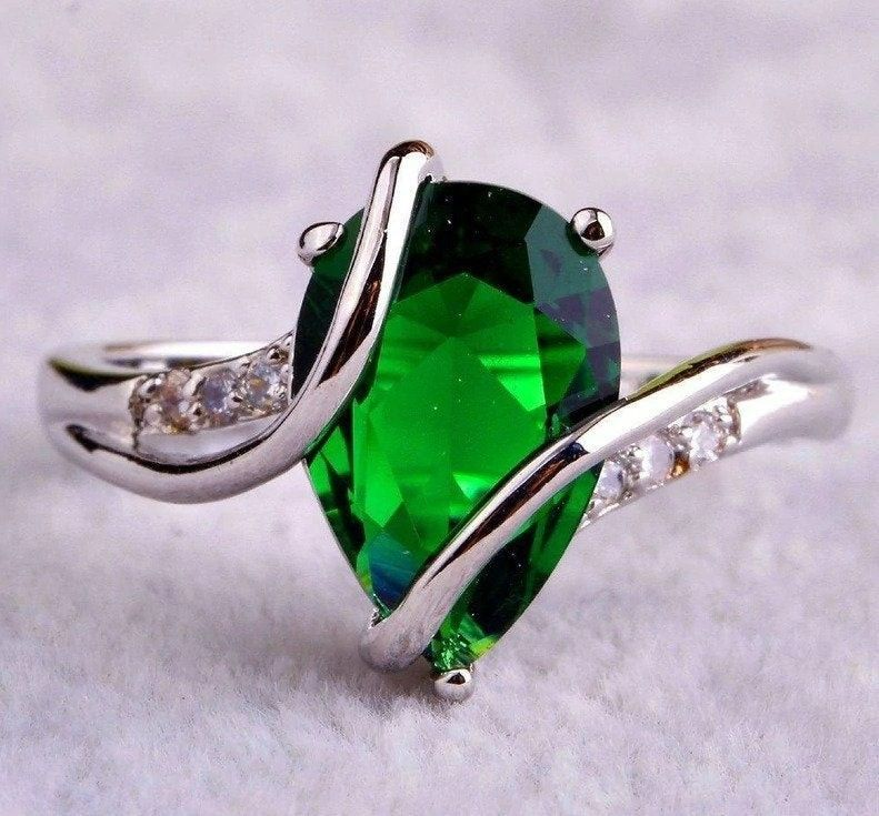 925 Sterling Silver Big Emerald Green Teardrop Ring - Size 7