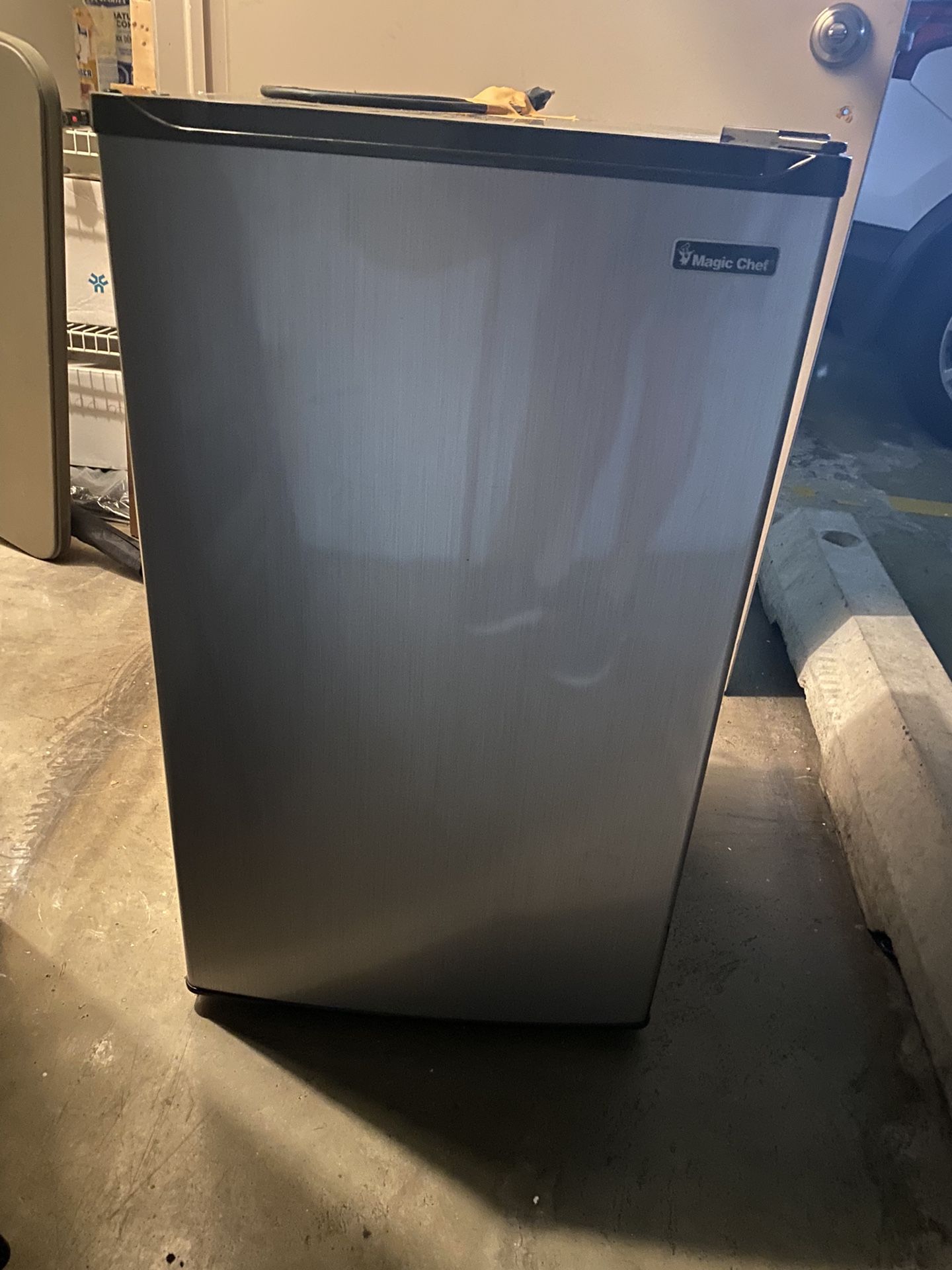 Mini Refrigerator magic Chef 4.4 Cu Ft