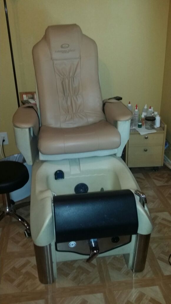 3 spa pedicure chairs /nail station dryer & 2 pedicure carts