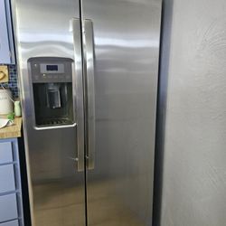 GE GSS23GSKSS Stainless Steel Side by Side Refrigerator with Water Dispenser and Ice Maker