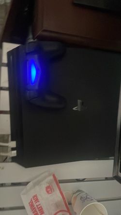 selling my ps4 pro lmk offers📲🙏