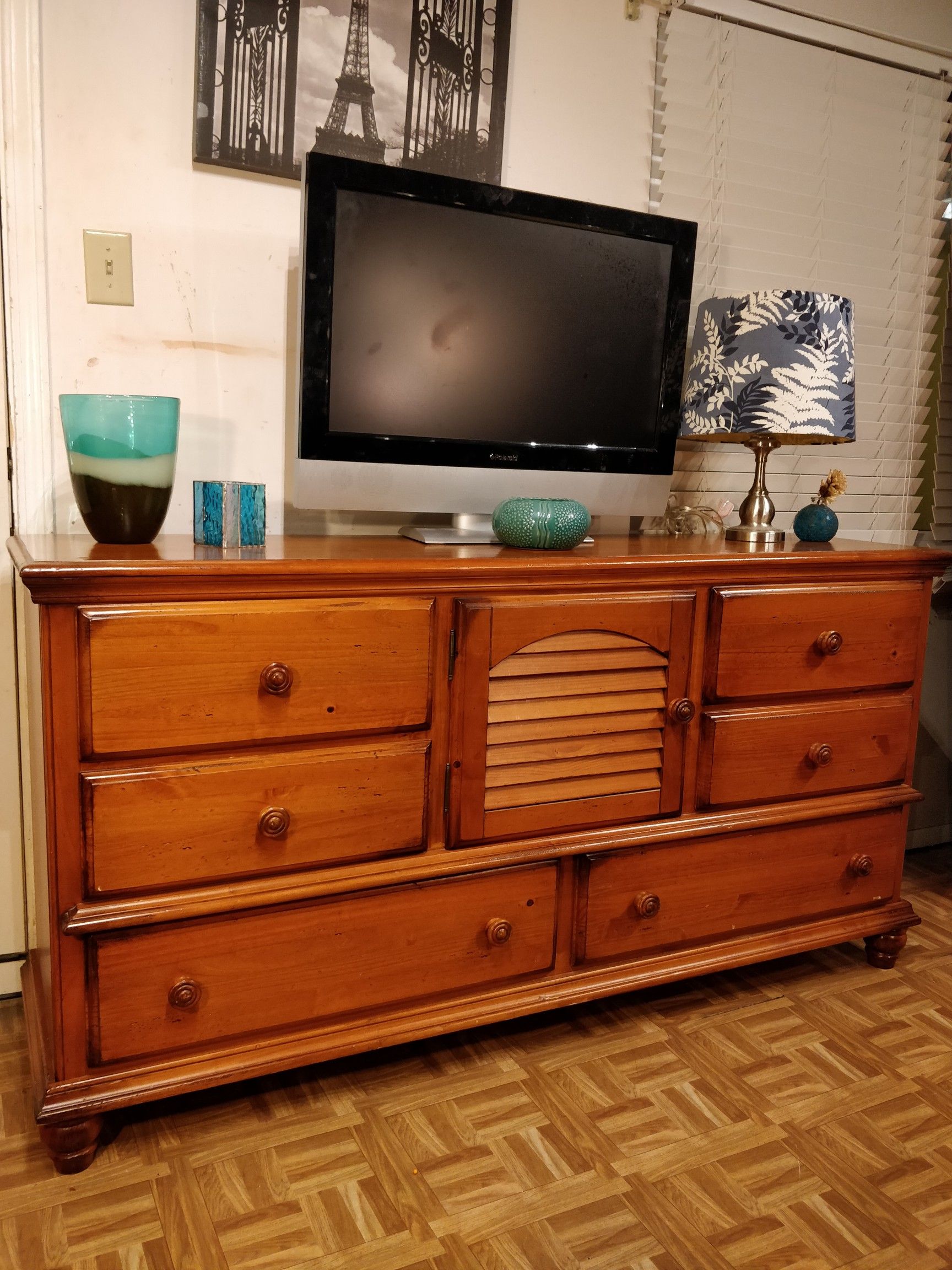 Nice solid wood ROTTA FURNITURE dresser with 6 drawers and cabinet in very good condition, all drawers sliding smoothly. L68"*w18.5"*H35.5"