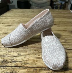 TOMS Women's Size 7.5 Peony Foil Seashell Print Alpargata Slip On Shoes NWB
