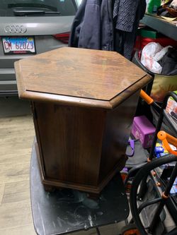 Octagon end table pick up an Elburn