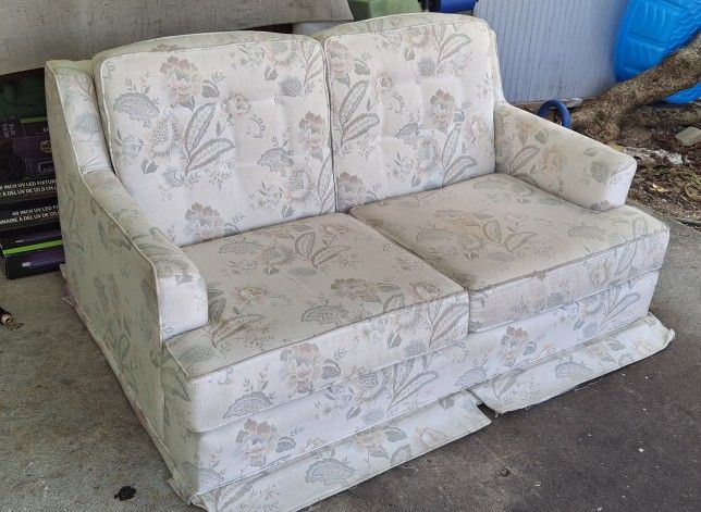 Free - Love Seat