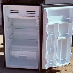 $80 Midea 4.4 cu ft Compact Refrigerator/Freezer Single Door Mini Refrigerator, GREAT Condition!! Sanitized, No Wear And Tear. Works Perfect. 
