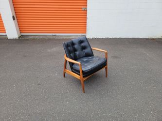 Mid Century Modern Lounge Chair
