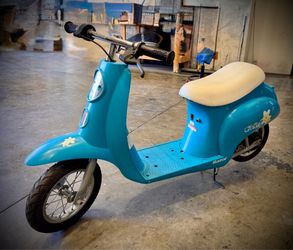 Razor Electric 12V Chrissy Scooter Vespa Ride-On - Pocket Mod Classic