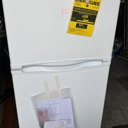 9.8 Cu. Ft. Top Freezer Refrigerator 