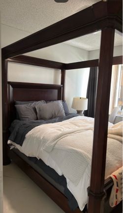 ⚡️Beautiful Dark Wood Canopy Bed⚡️