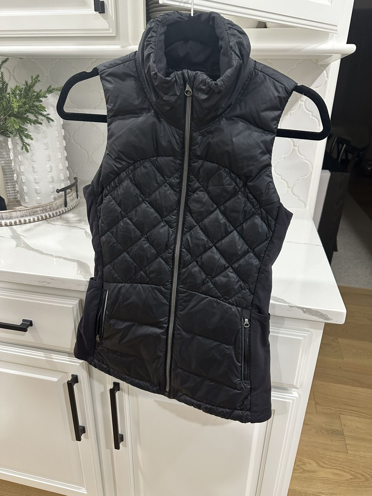 Lululemon Vest. Size4 , Like new