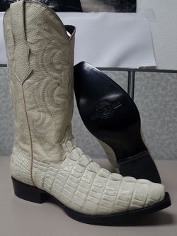 Bota vaquera grabada