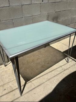 Good condition glass table 46 x 30 x 29“
